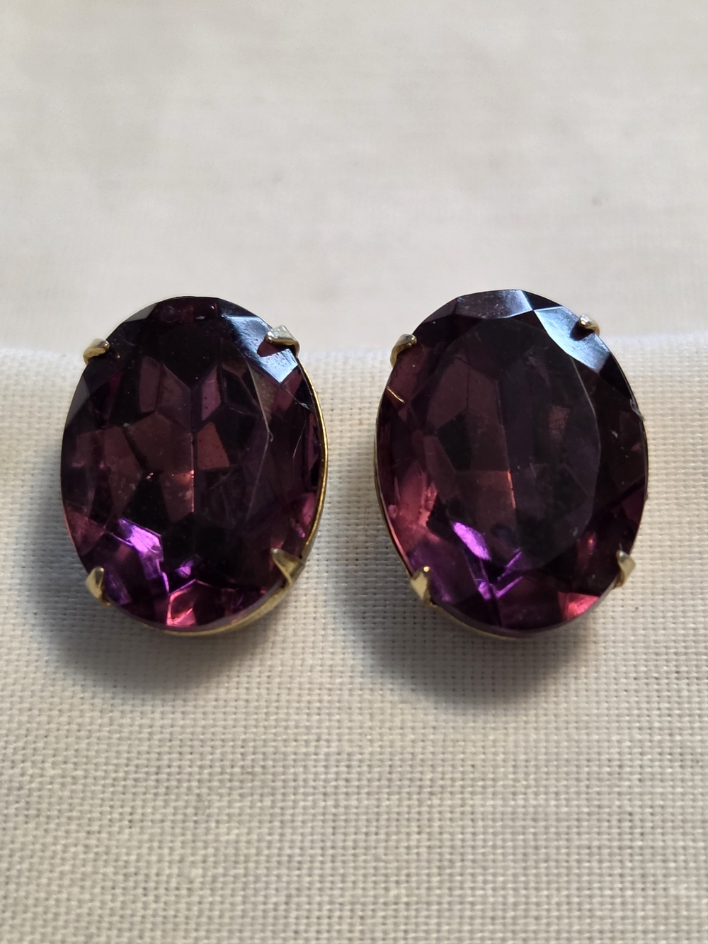 Vtg Coro Faceted Faux Amethyst Purple Oval In Gold-Tone Screw-Back Earrings
